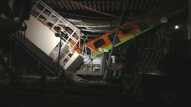 Meksika'da metro üst geçidinin yola çökmesi sonucu 23 kişi öldü