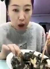 Kurbağaları kibar kibar yiyen Uzakdoğulu abla