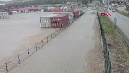 BURSA SERVİS MİDİBÜSÜ, BARİYERLERE ÇARPIP DEVRİLDİ KAZA ANI KAMERADA