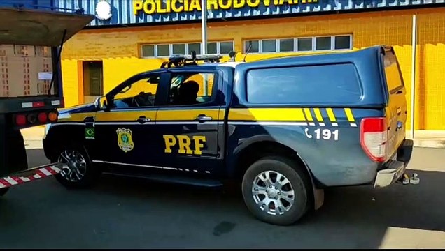 PRF apreende R$ 3 milhões em cigarros num bitrem com placas trocadas em Guaíra