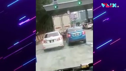 2 Mobil Ini Saling Pepet Masuk Gerbang Tol