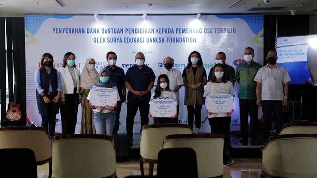 Yayasan Surya Edukasi Bangsa Serahkan Dana Bantuan Pendidikan ke 100 Pemenang OSC