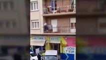 Un joven rescata a una anciana a punto de caer por un balcón