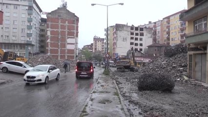 Yol genişleme çalışması için bir binanın yıkım işlemleri sırasında yan apartmanın duvarı zarar gördü