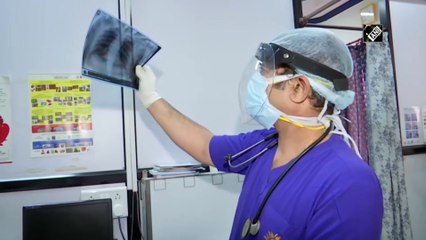 परिवार अस्पताल में भर्ती होने और पिता की मृत्यु के बावजूद भी पुणे का यह डॉक्टर ड्यूटी पर हैं