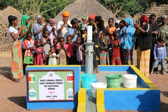 Hayırsever esnaftan Gine'ye su kuyusu hayrı