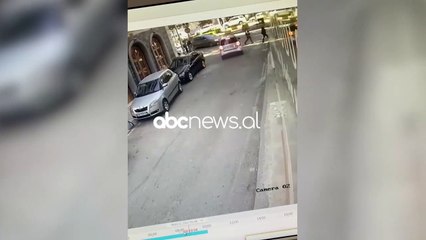 I maskuar, me çanten me leke duke ikur me vrap me koken pas, kamerat kapin grabitesin ne Tirane