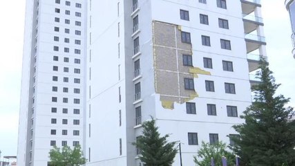 ELAZIĞ'DA FIRTINANIN ETKİSİYLE BİNANIN DIŞ KAPLAMASI SÖKÜLDÜ