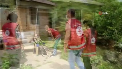 Vefa Sosyal Destek Grubu 90 yaşındaki Gazel ninenin evini temizledi