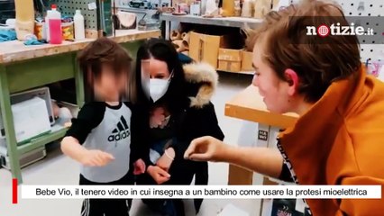 Bebe Vio, il tenero video in cui insegna a un bambino come usare la protesi mioelettrica