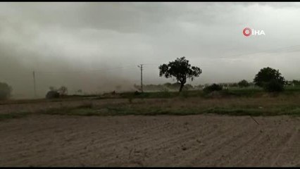 Fırtına toz bulutları oluşturdu, binaların çatı ve dış yalıtımını söktü