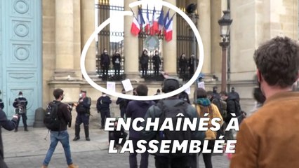 Download Video: Extinction Rébellion s'enchaîne à l'Assemblée contre les abandons de la loi climat