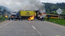 Manifestantes queman camión en medio de disturbios en Gachancipá