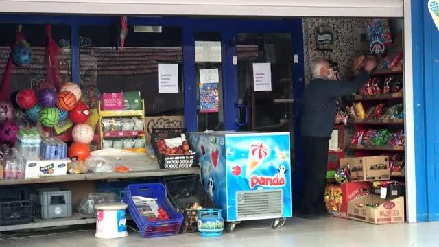 Bir hayırsever 3 mahallede veresiye defterlerini satın alıp borçları sildirdi
