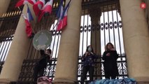 Loi climat : des militantes d'Extinction Rebellion cadenassées à l'Assemblée nationale