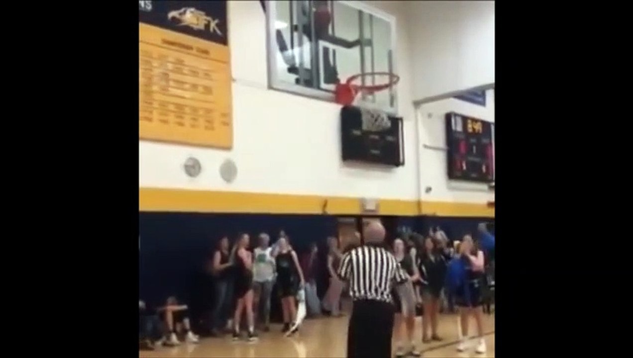 Un arbitre decoince le ballon de basket... agile