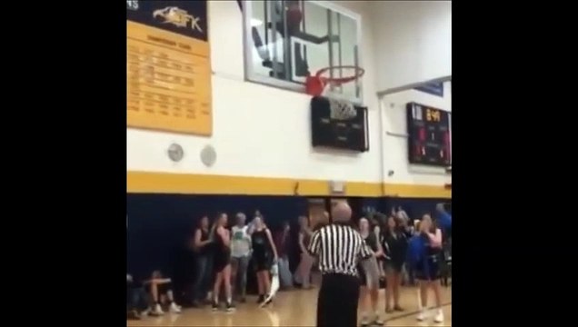 Un arbitre decoince le ballon de basket... agile
