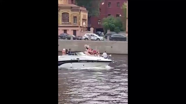 Elle va regretter d'avoir fait n'importe quoi sur le bateau