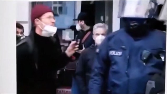 Ce policier allemand ridiculise un manifestant d'une façon géniale