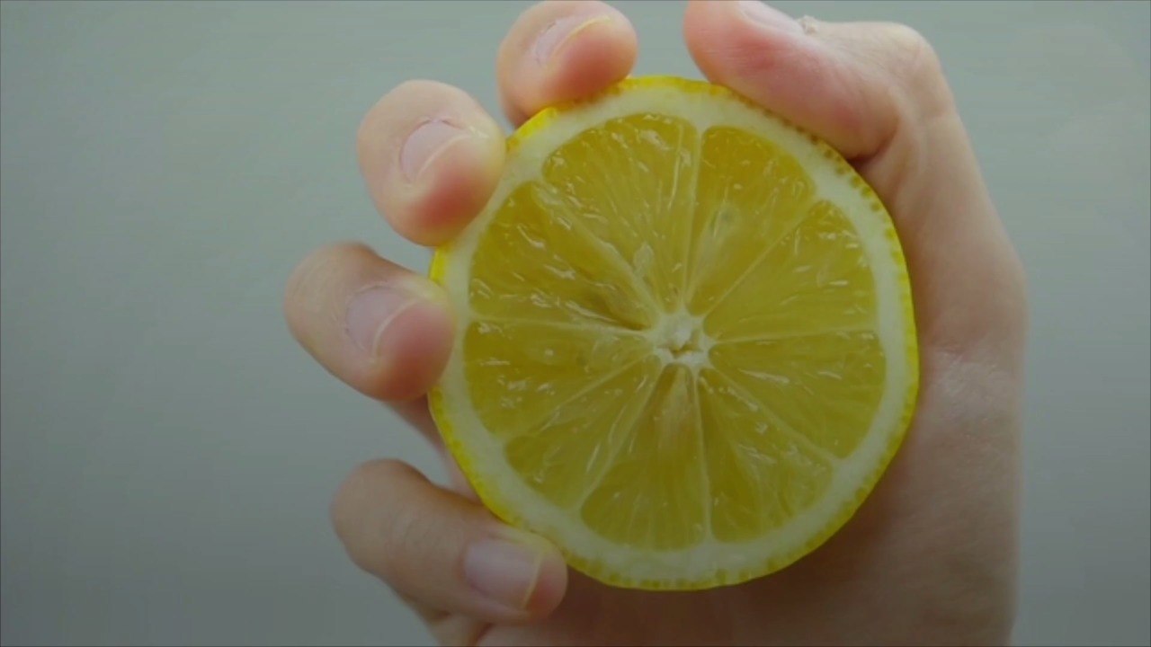 Juicing a Lemon Without Cutting It Is the Sweet Tea Trick We All Need This Summer