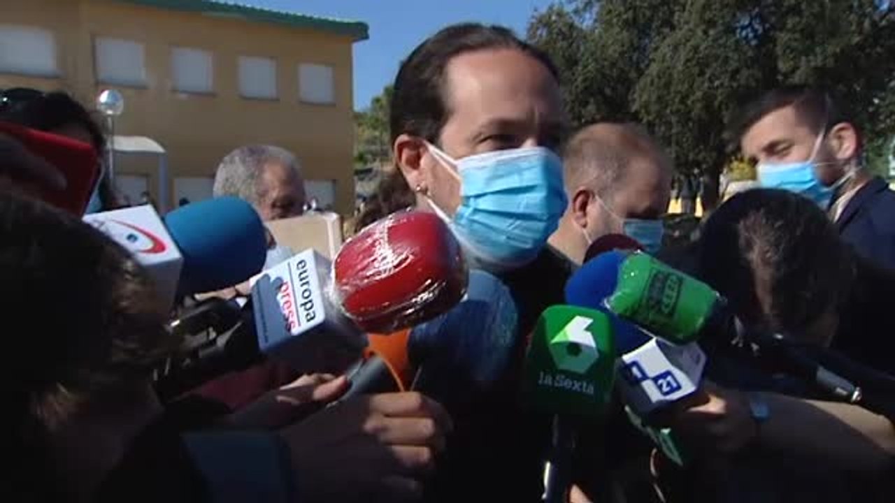 Los candidatos a presidir la Comunidad de Madrid hacen cola para votar en los colegios electorales