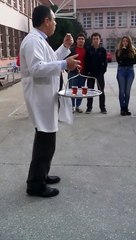 Öğretmen deney yaparken az daha yanıyordu!