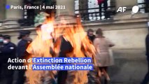 Climat: action d'Extinction Rebellion devant l’Assemblée nationale