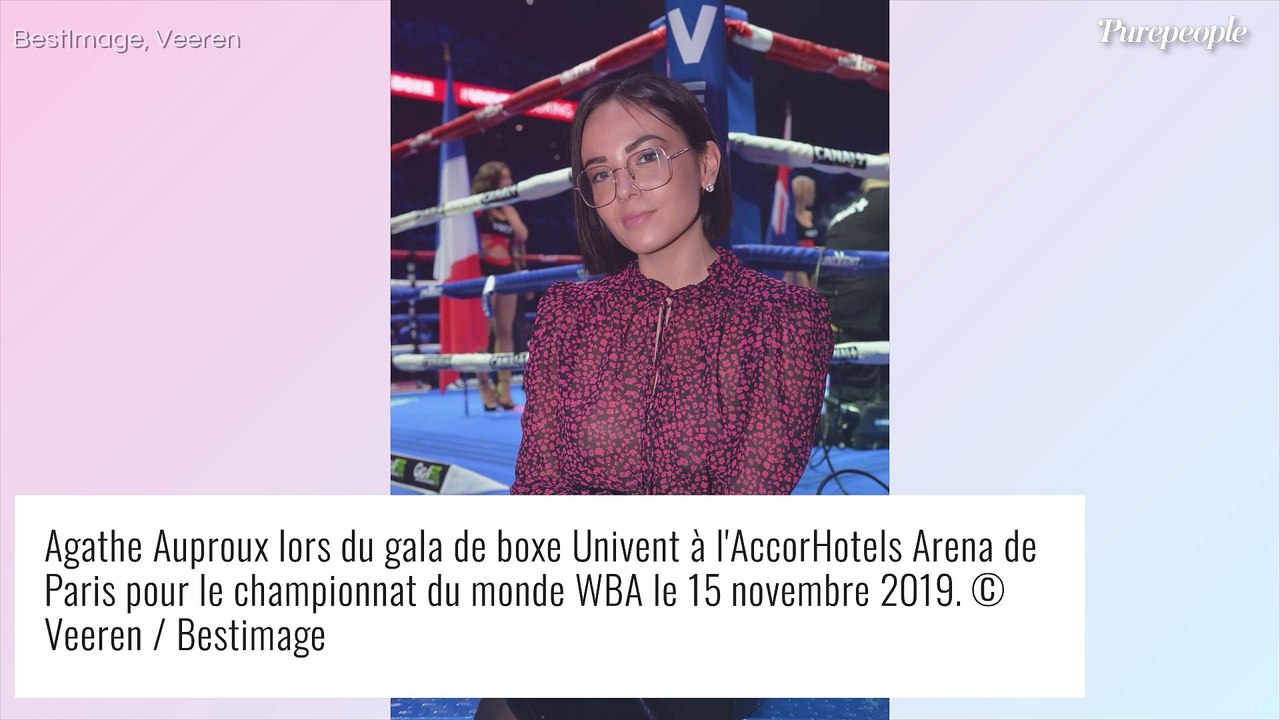 Agathe Auproux sans lunettes avec un look osé e...
