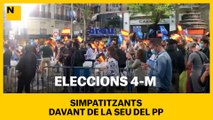 ELECCIONS 4-M | Simpatitzants davant de la seu del PP