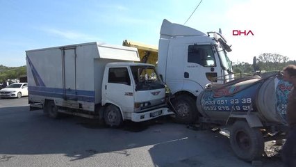 Son dakika... KAMYONLA ÇARPIŞAN KAMYONETTEKİ ÇOCUK ÖN CAMDAN YOLA SAVRULDU