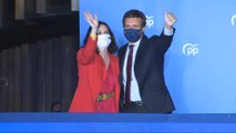 Ayuso y Casado celebran desde balcón de Génova la victoria electoral en Madrid