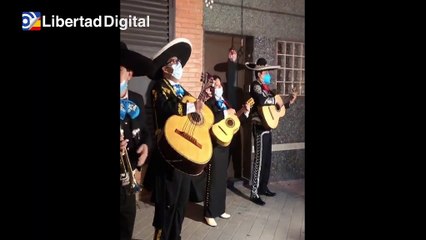 Envían un grupo de mariachis a la sede de Podemos para dedicarle a Iglesias el "Canta y no llores"
