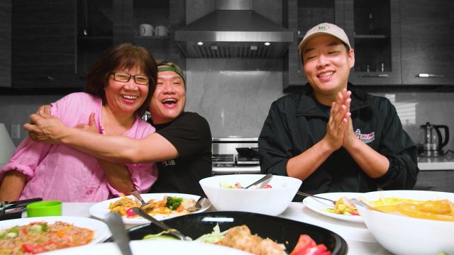 Send Foodz: Tim’s Mom Cooks a Homemade Thai Feast