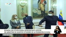 Steven Seagal presenteia Maduro