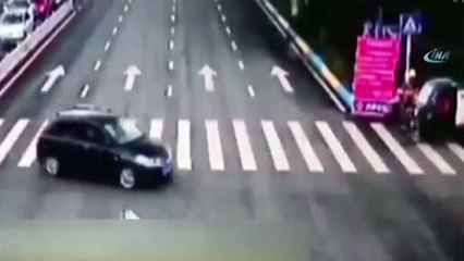 İnanılmaz kaza! Havada taklalar atıp sokak levhasına girdi