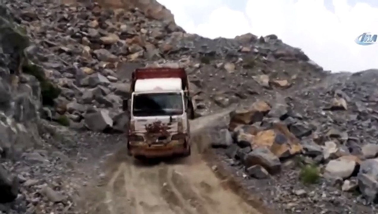 Kamyon aşırı yüke dayanamayınca...