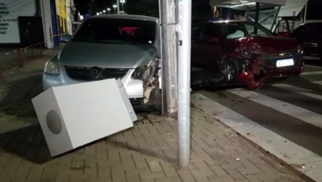 Onix e Fox se envolvem em colisão traseira na Av. Barão do Rio Branco, no Bairro São Cristóvão