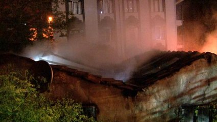 Son dakika 3. sayfa: Beyoğlu'nda gecekonduda çıkan yangın geceyi aydınlattı