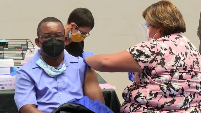 Biden quiere vacunar a más adultos contra el covid-19 e incluir a los adolescentes