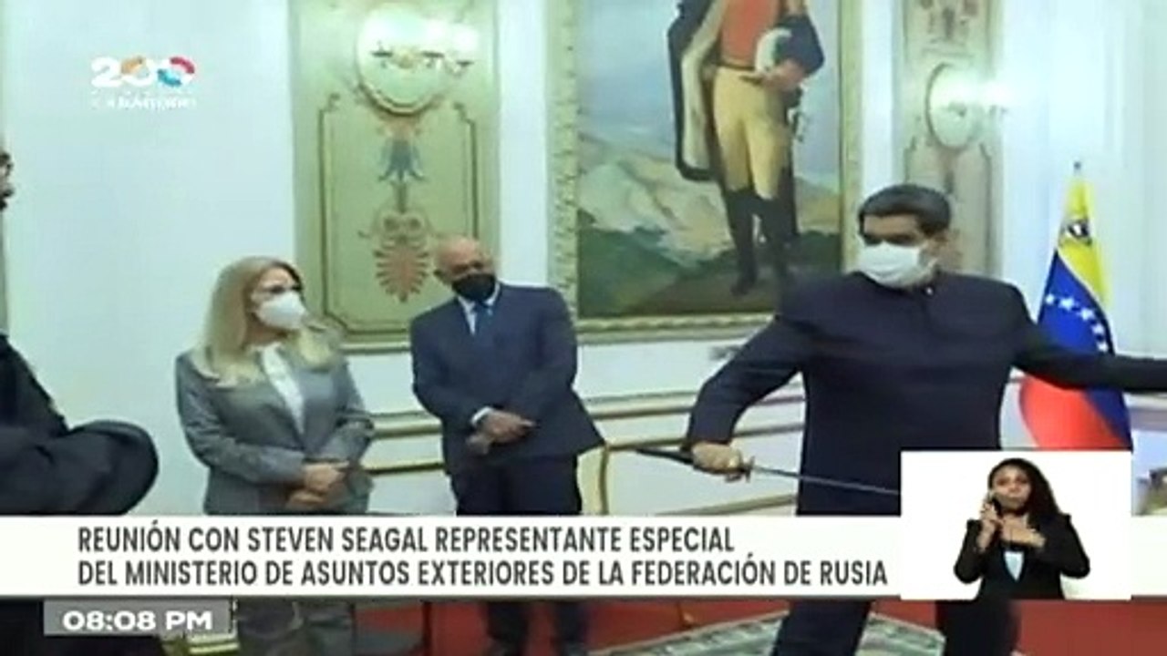 Steven Seagal presenteia Maduro