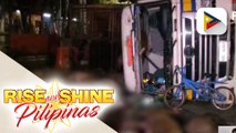 Mga patay na baboy, nagkalat matapos tumagilid ang 14-wheeler truck sa Navotas