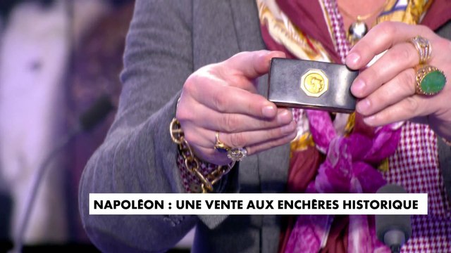 Pierre-Jean Chalençon présente une partie de ses objets historiques ayant appartenu à Napoléon