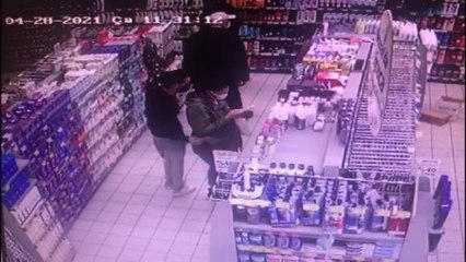 Şişli'de mağazadaki kadının cebinden telefonu böyle çaldıbfbf