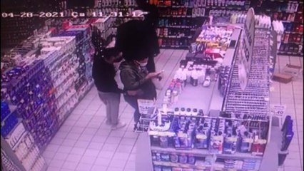 O anlarda güvenlik kameraları kayıttaydı, alışverişe dalan kadının telefonunu böyle çaldı