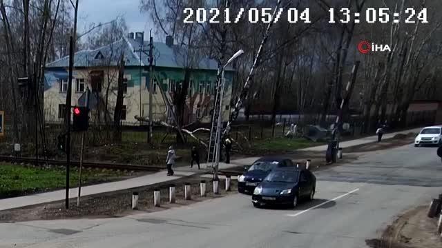 Kopan elektrik tellerinin altında kalmaktan son anda kurtuldular