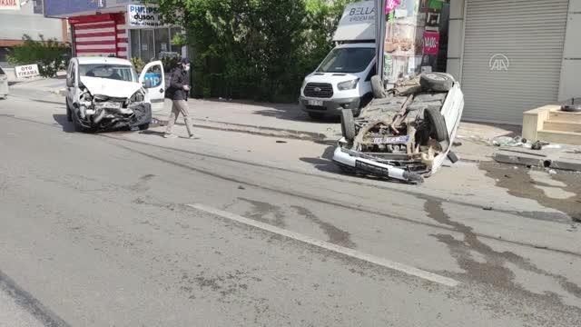 Otomobilin çarptığı park halindeki araç ters döndü