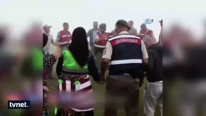 Jandarma vatandaşla el ele horon tepti