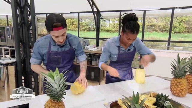 Julia Vignali draguée pa une candidate dans Le Meilleur Pâtissier - M6