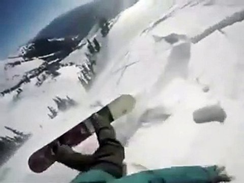 Ce snowboarder est sauvé par un airbag lors d'une avalanche