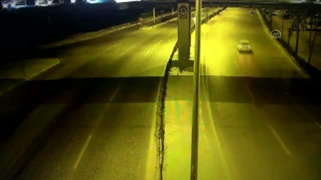 Karşı şeride geçen otomobilin minibüs ile çarpışma anı güvenlik kamerasında (2)